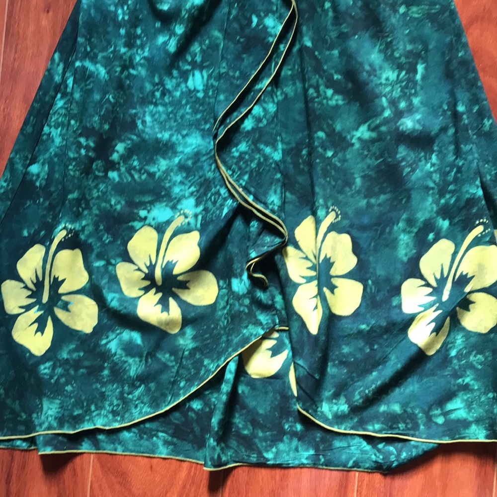 NaPua Honolulu Floral Dress with Yellow Accents - Picture 2 of 6